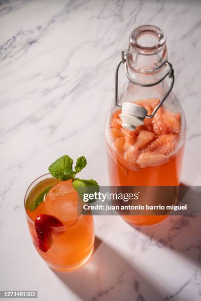 kombucha infused with strawberries and mint - acetobacter bacteria stock-fotos und bilder