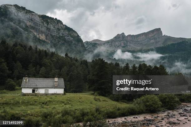 house in the pyrenees - pirineos fotografías e imágenes de stock