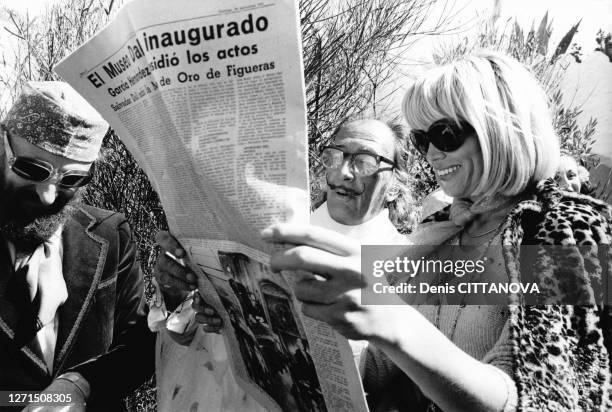 Ernst Fuchs, Salvador Dali et Amanda Lear lors de l'inauguration du musée Dali, en septembre 1974 à Figueras, Espagne.