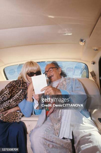 Amanda Lear et le peintre espagnol Salvador Dali dans une voiture le 26 mars 1979 en France.