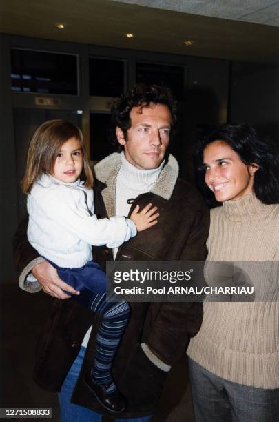 Stéphane Freiss avec sa femme Ursula et sa fille Camille arrivent à la soirée Gucci le 6 octobre 1999 à Paris, France.