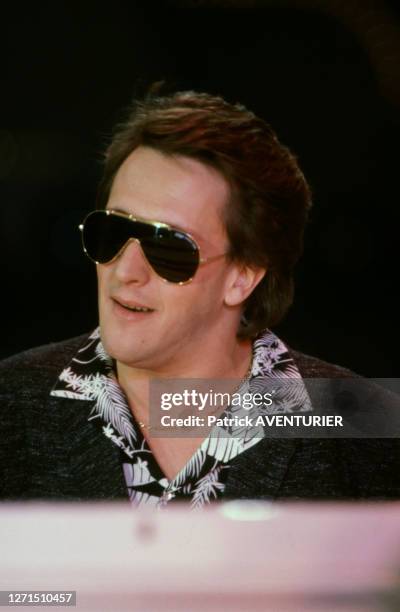 Portrait de Gilbert Montagné sur un plateau télé le 18 février 1985 à Paris, France.