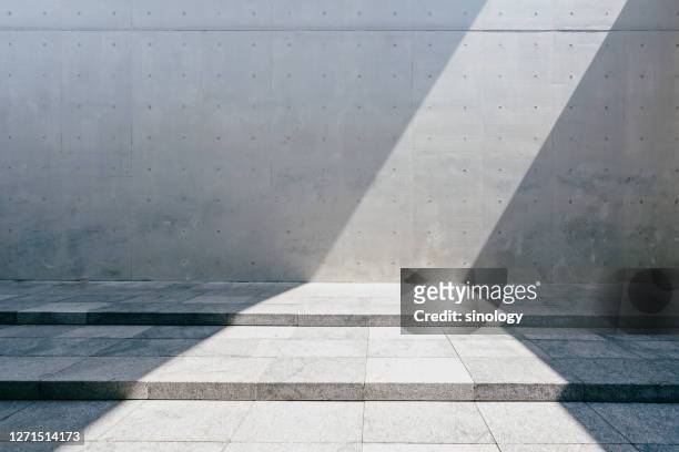 concrete wall with shadow - carrera fotografías e imágenes de stock