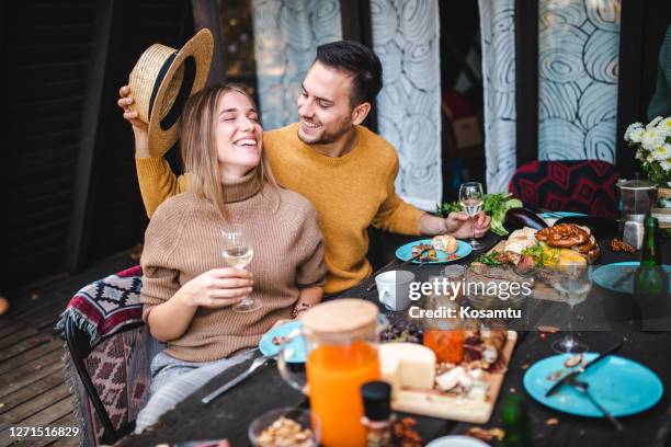 dieser tag kann nicht besser sein! köstlicher brunch mit ihnen in ruhiger umgebung macht mich glücklich - cheese wine stock-fotos und bilder