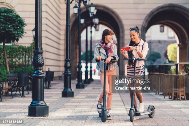 scooter plezier met vrienden - mobility scooters stockfoto's en -beelden