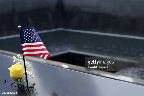 紀念世界貿易中心的玫瑰和旗幟。 - national 911 flag 個照片及圖片檔