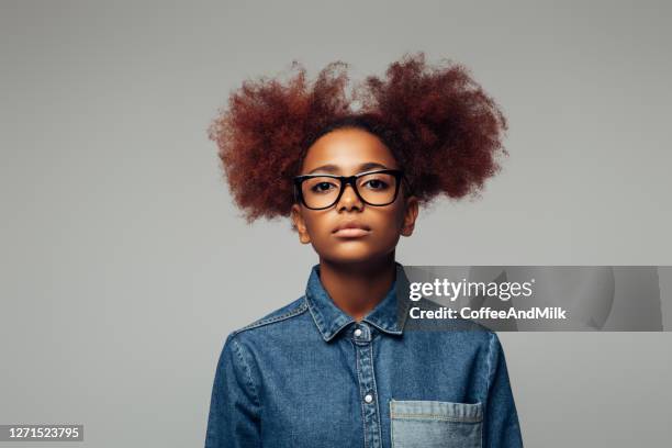 photo de jeune fille bouclée avec des lunettes - african american girl photos et images de collection