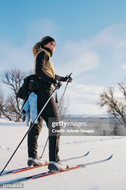 woman cross country skiing - women's cross country skiing - fotografias e filmes do acervo