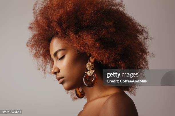 hermosa chica afro con pendientes - black teenage models fotografías e imágenes de stock