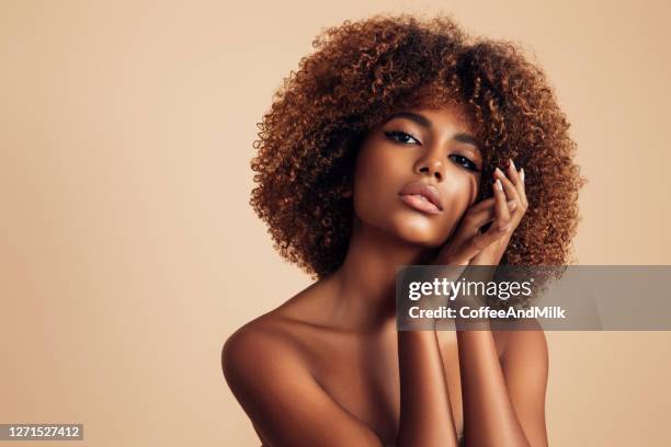 beautiful girl with curly hairstyle - beautiful black women stock pictures, royalty-free photos & images