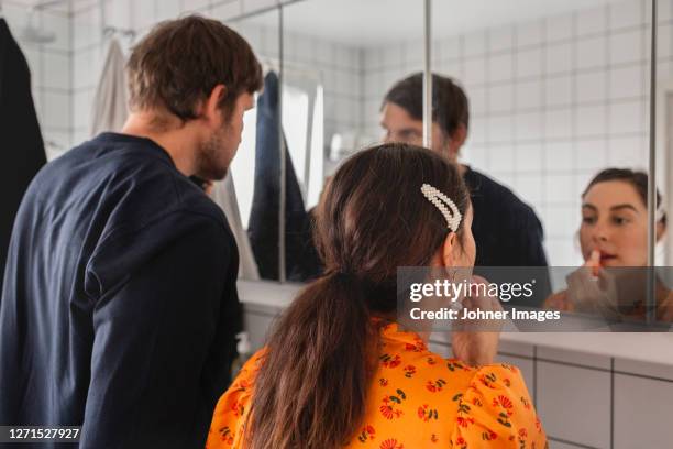 couple in bathroom - koppel toilet stockfoto's en -beelden