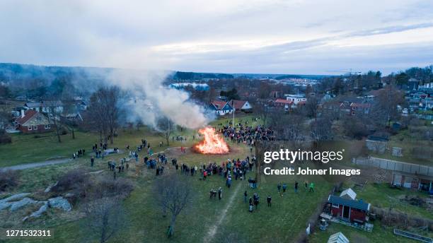 high angle view of people around bonfire - noite de walpurgis - fotografias e filmes do acervo