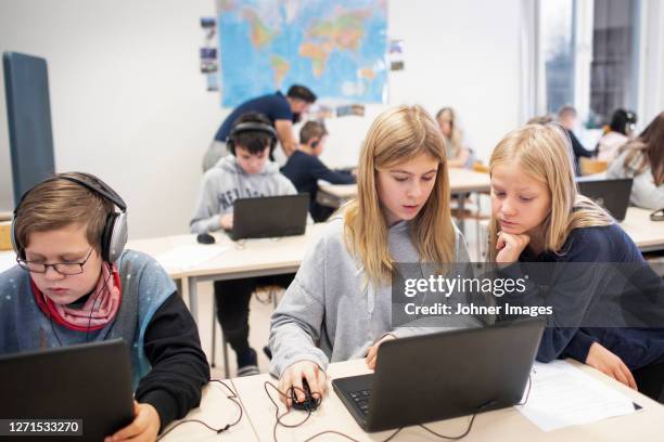 children in classroom using laptops - classroom laptop stock pictures, royalty-free photos & images