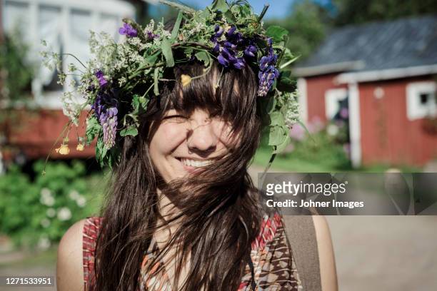 happy woman wearing flower wreath - solsticio de verano fotografías e imágenes de stock