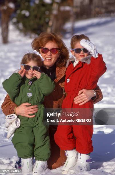 Le duchesse d'York Sarah Ferguson avec ses filles, les princesses Beatrice et Eugenie d'York, à dans la station de ski de Klosters-Serneus, le 30...