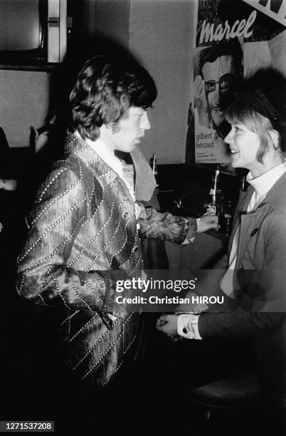 Mick Jagger et Françoise Hardy dans les loges avec un poster de Gilbert Bécaud en mars 1967 à l'Olympia à Paris, France.