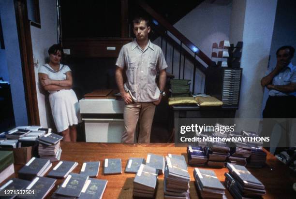 Les passeports des fidèles victimes du massacre et le suicide collectifs du Temple du Peuple de Jim Jones, à Jonestown au Guyana, en novembre 1978.