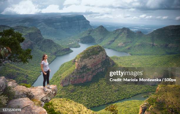 woman standing on edge of cliff, nelspruit, south africa - província de mpumalanga imagens e fotografias de stock