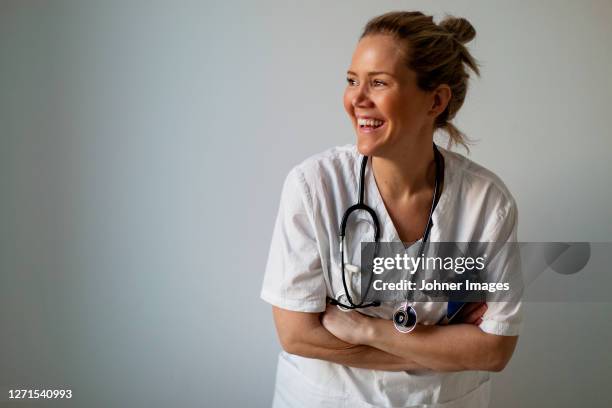 female doctor looking away - female doctor portrait stockfoto's en -beelden