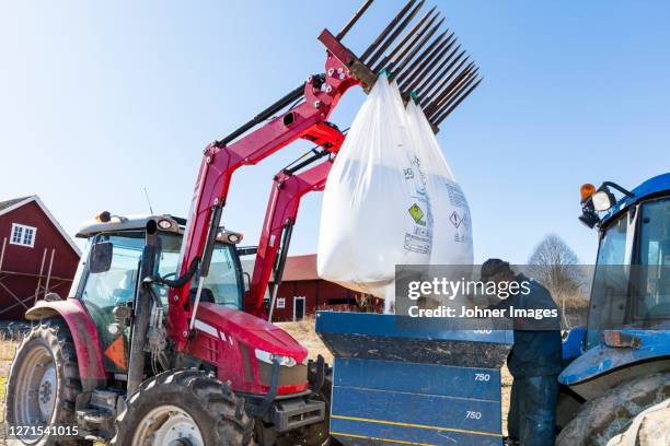 farmer preparing fertilizers - farmer fertilizer stock pictures, royalty-free photos & images