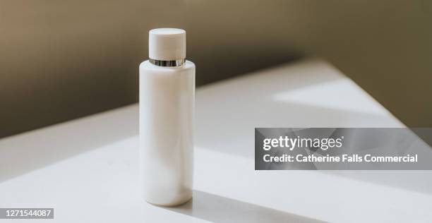 cosmetic bottle - 按摩油 個照片及圖片檔