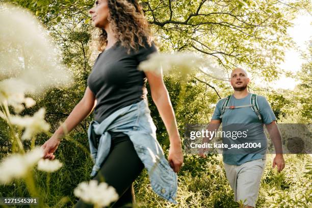 公園を歩く白人カップル。森の中を歩く若い女性と太りすぎの男。 - fat ストックフォトと画像