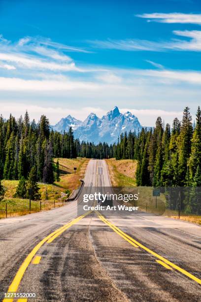 road into the tetons - grand teton stock-fotos und bilder