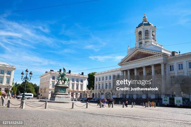 plaza place royale e iglesia saint jacques-sur-coudenberg en bruselas - panorama brussels fotografías e imágenes de stock