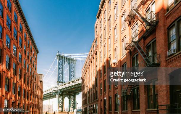berühmter dumbo-blick auf die manhattan bridge in new york city - brooklyn new york stock-fotos und bilder