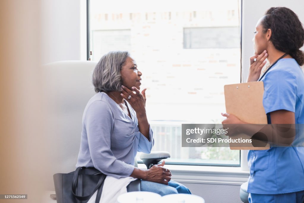 Seniorin spricht mit Dermatologin