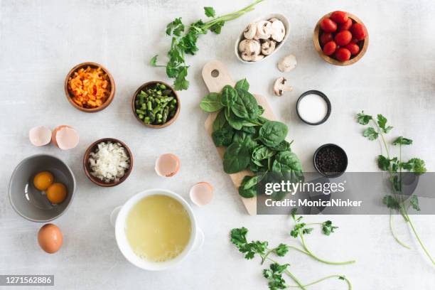 piso de lay de ingredientes frescos para preparar tortilla de clara de huevo - preparación de alimentos fotografías e imágenes de stock
