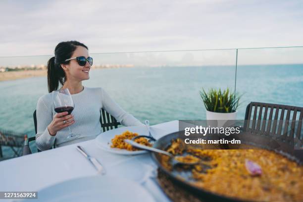 toerist die paella in valencia eet - comunidad autonoma de valencia stockfoto's en -beelden