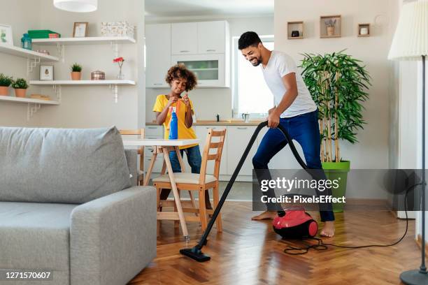 papá siempre la involucra en los deberes del hogar - aspiradora-artículo-de-limpieza fotografías e imágenes de stock