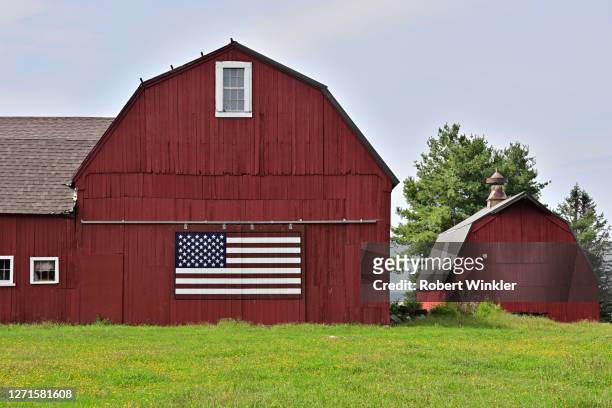 bandera pintada en granero - edificio agrícola fotografías e imágenes de stock