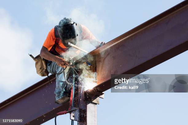ferronnerie hispanique souder une poutre en acier - welder photos et images de collection