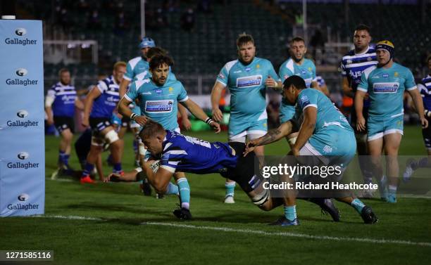 Tom Ellis of Bath dives in to score a try during the Gallagher Premiership Rugby match between Bath Rugby and Worcester Warriors at The Recreation...