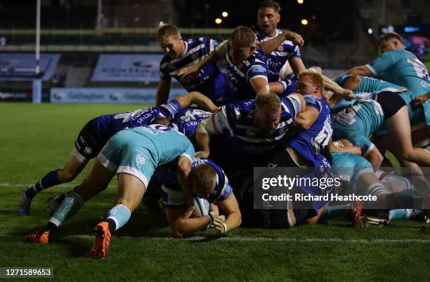 Jack Walker of Bath goes over to score the third try during the Gallagher Premiership Rugby match between Bath Rugby and Worcester Warriors at The...