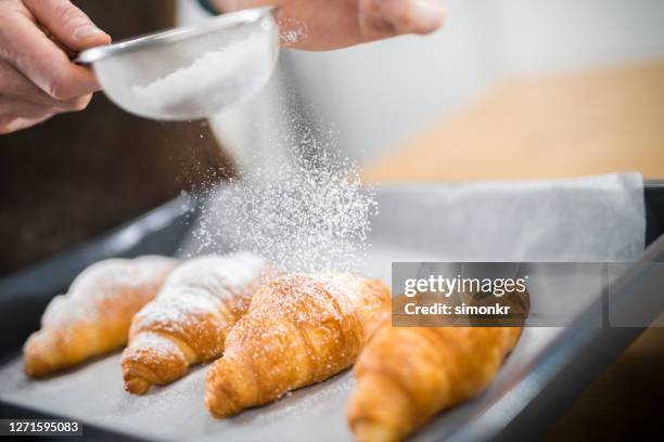 chef sprinkling powdered sugar on croissants - coador imagens e fotografias de stock