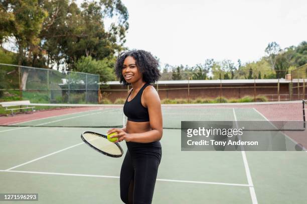 young woman on tennis court - sportbegriff stock-fotos und bilder