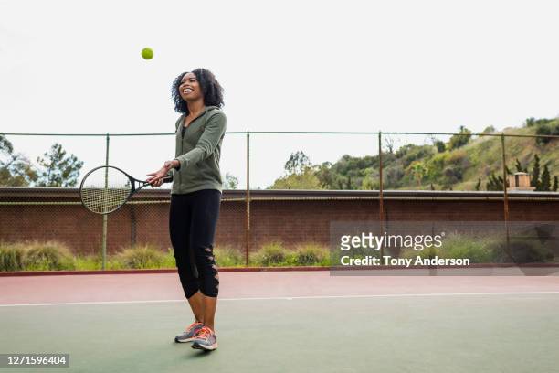 young woman on tennis court - tennis woman photos et images de collection