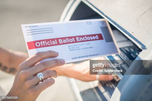 mujer enviando por correo su boleta de elector ausente - absentee ballot fotografías e imágenes de stock