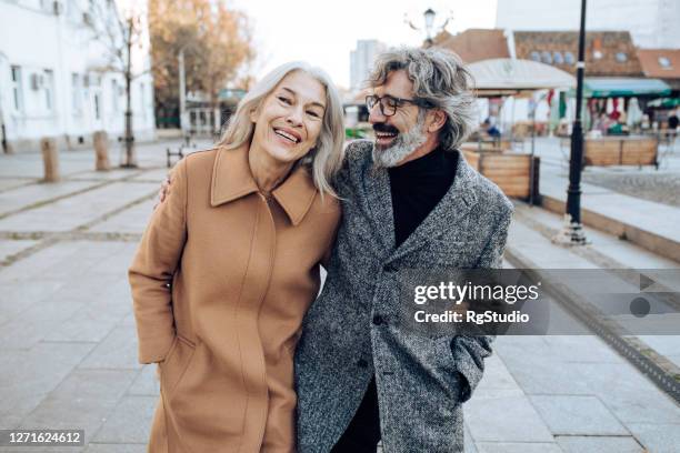 gelukkig hoger paar in de gang - mature couple stockfoto's en -beelden