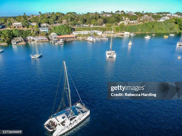 aerial drone photograph of the town of neiafu, vava'u island, kingdom of tonga - vavau islands 個照片及圖片檔