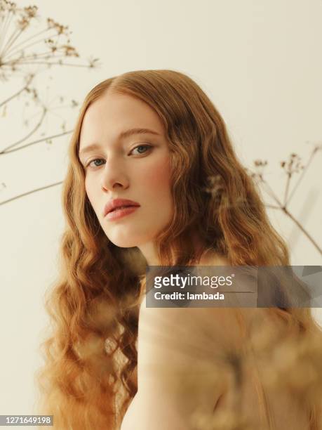 schöne junge rotschopf frau und getrocknete pflanzen - model hair natural stock-fotos und bilder