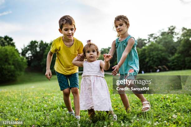 eerste stappen van onze zus - broers en zussen stockfoto's en -beelden