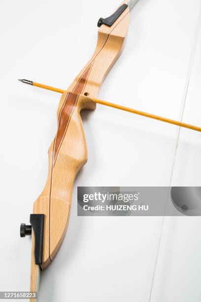 wooden bow and arrow - arco frecce foto e immagini stock