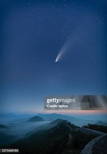 komet c/2020 f3 neowise in nacht sternenhimmel, die große wand aus china - comet stock-fotos und bilder