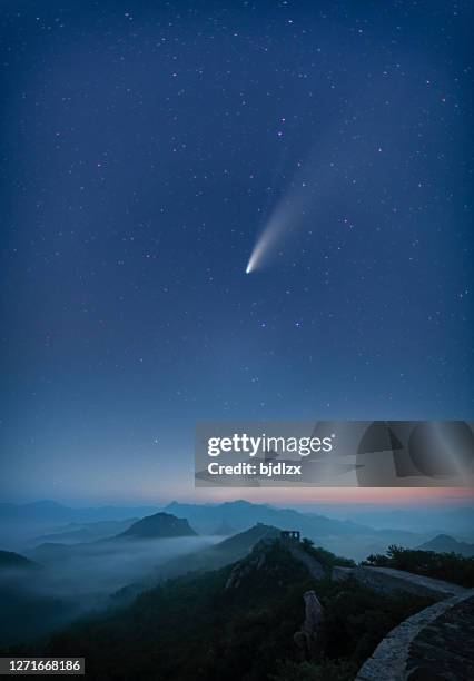 comet c/2020 f3 neowise in night starry sky,the great wall of china - comet stock pictures, royalty-free photos & images