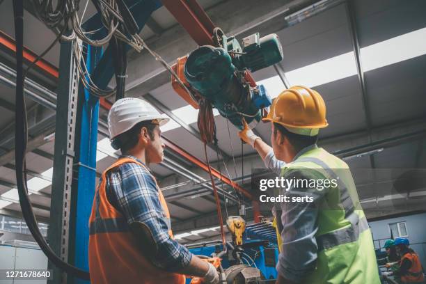 maquinaria industrial empleados masculinos que trabajan con control remoto para operar grúa - retroproyector fotografías e imágenes de stock