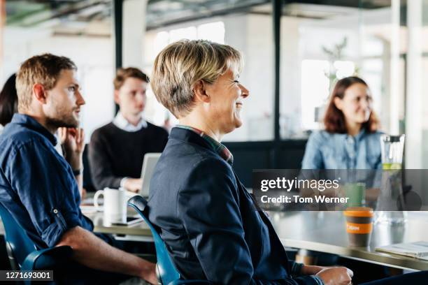 management meeting between business executives - germany team presentation stockfoto's en -beelden